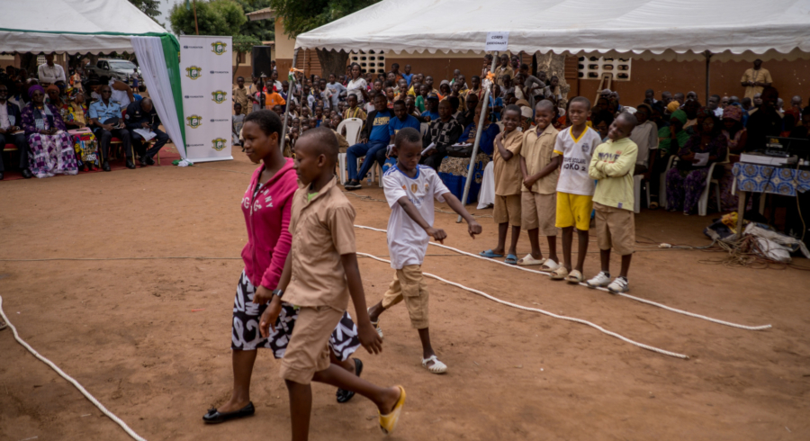Inauguration à l'école primaire Koko : démonstration de comportements sécuritaires sur la route